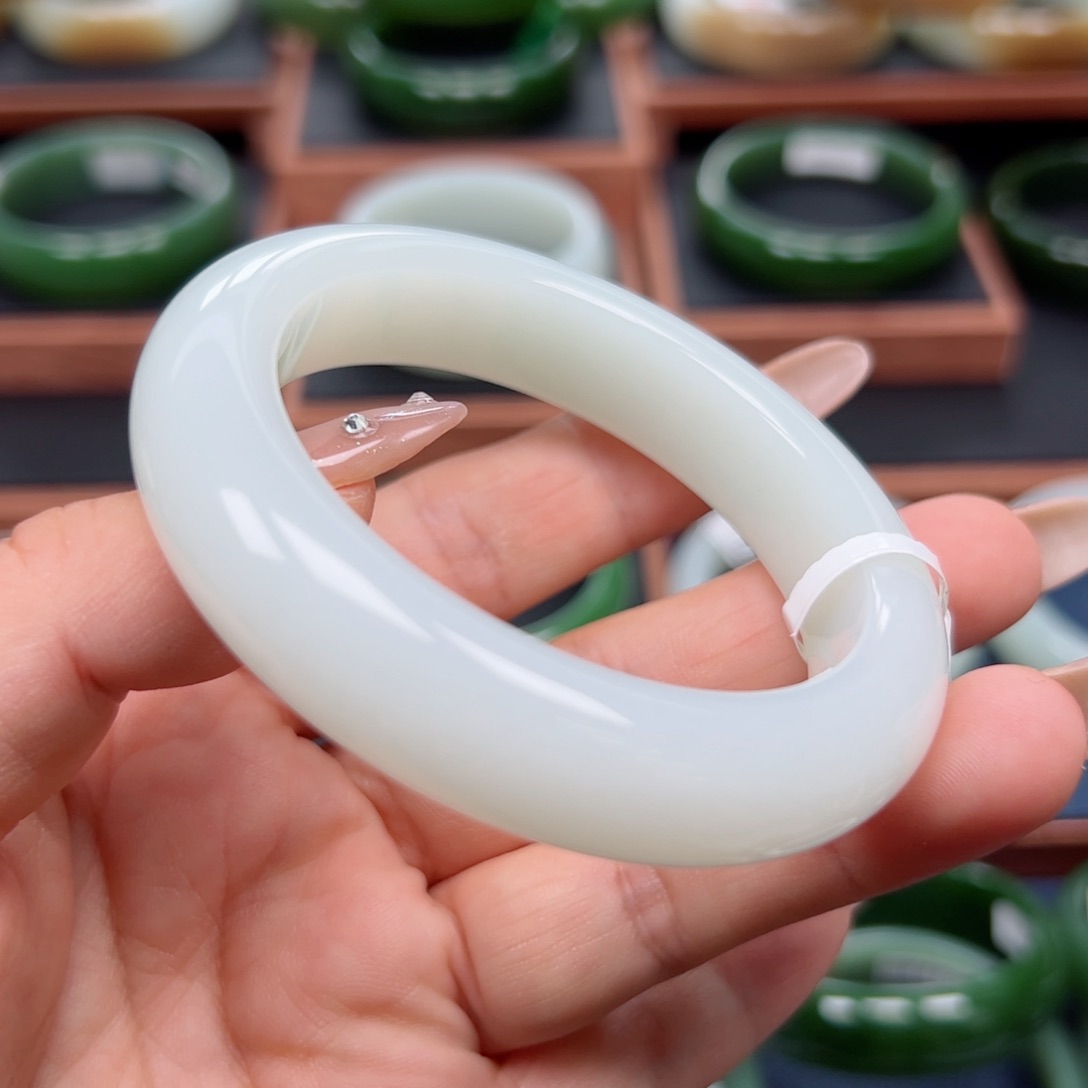 未镶嵌手镯和田玉5556圈口