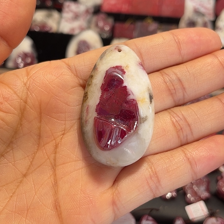 天然辰砂原石晶体砂吊坠