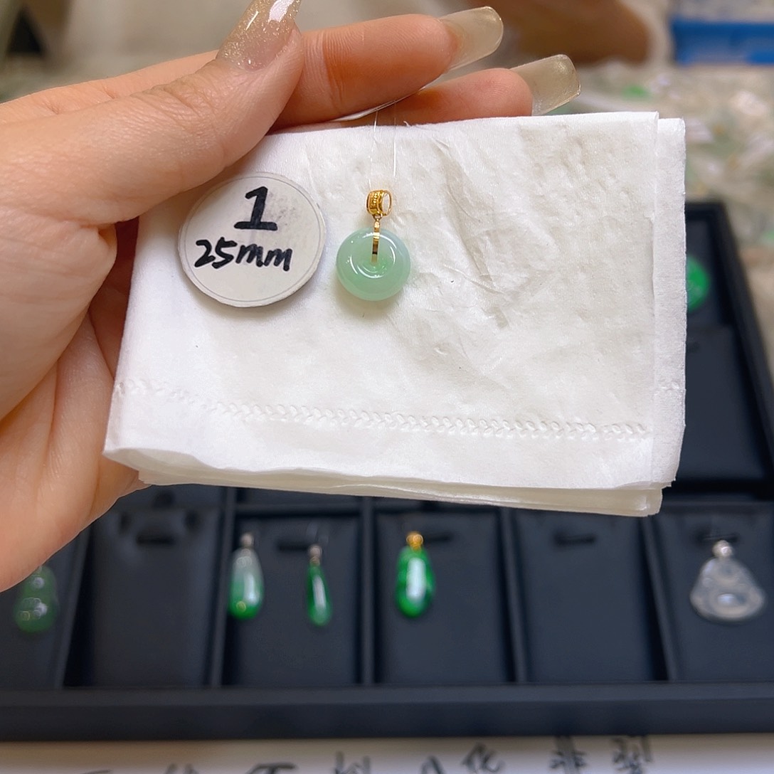 翡翠颈饰18K金镶嵌翡翠