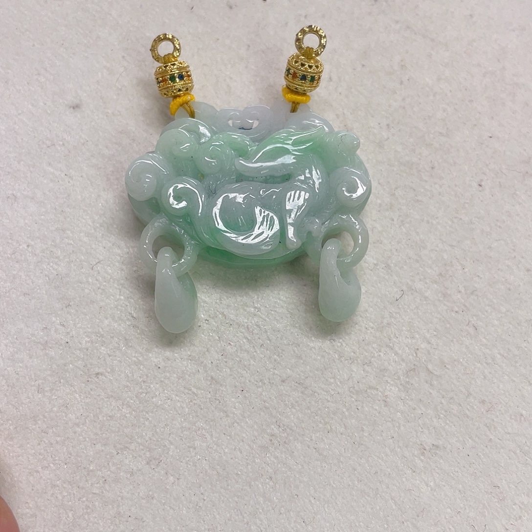 翡翠未镶嵌颈饰狐狐锁
