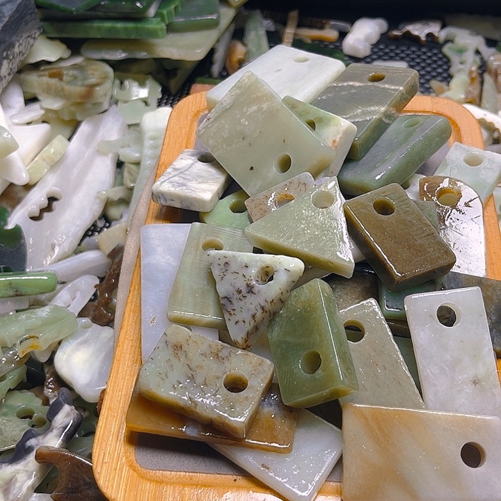 红***牛和田玉（糖玉）未镶嵌颈饰