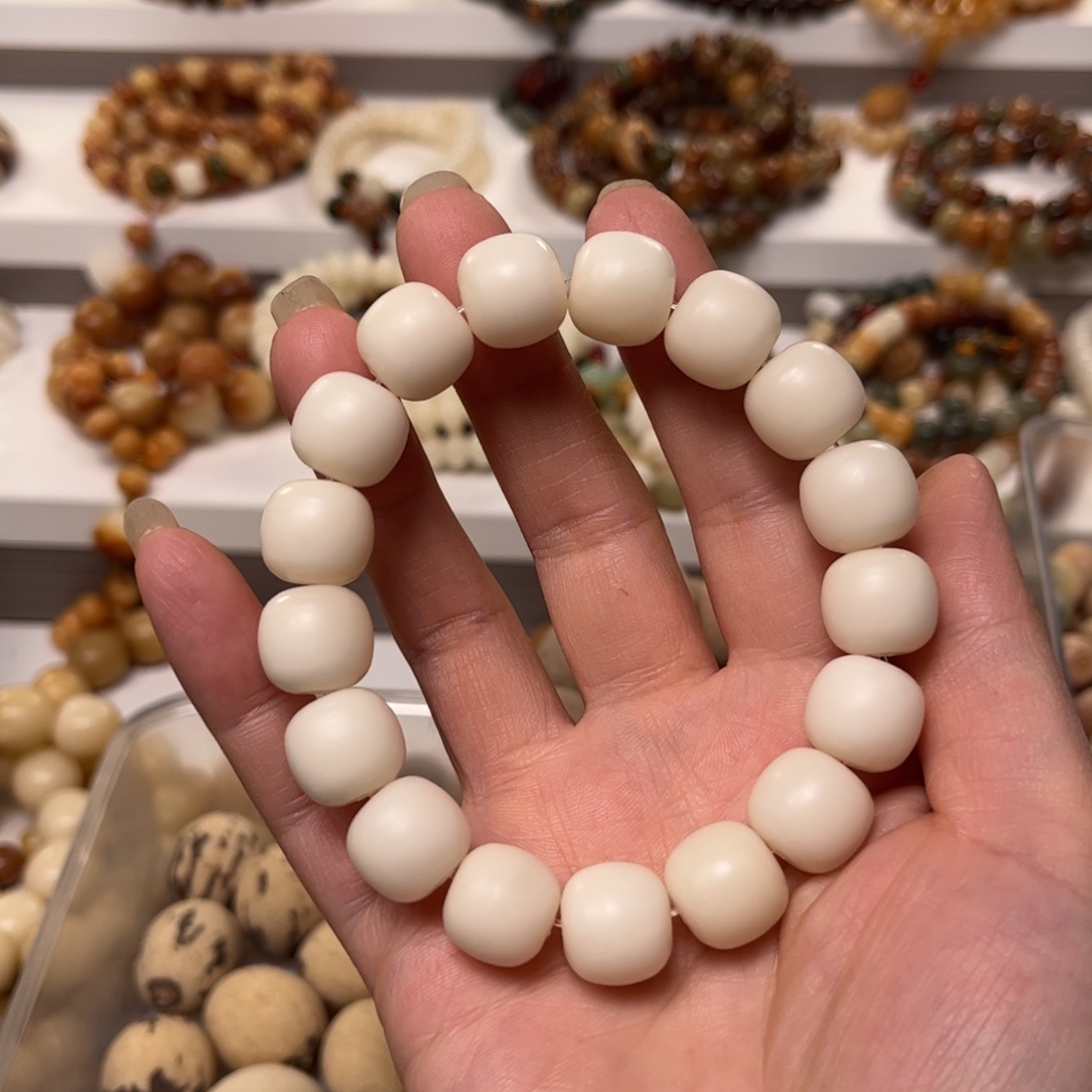 ****生吊坠白玉菩提奶白桶珠手串