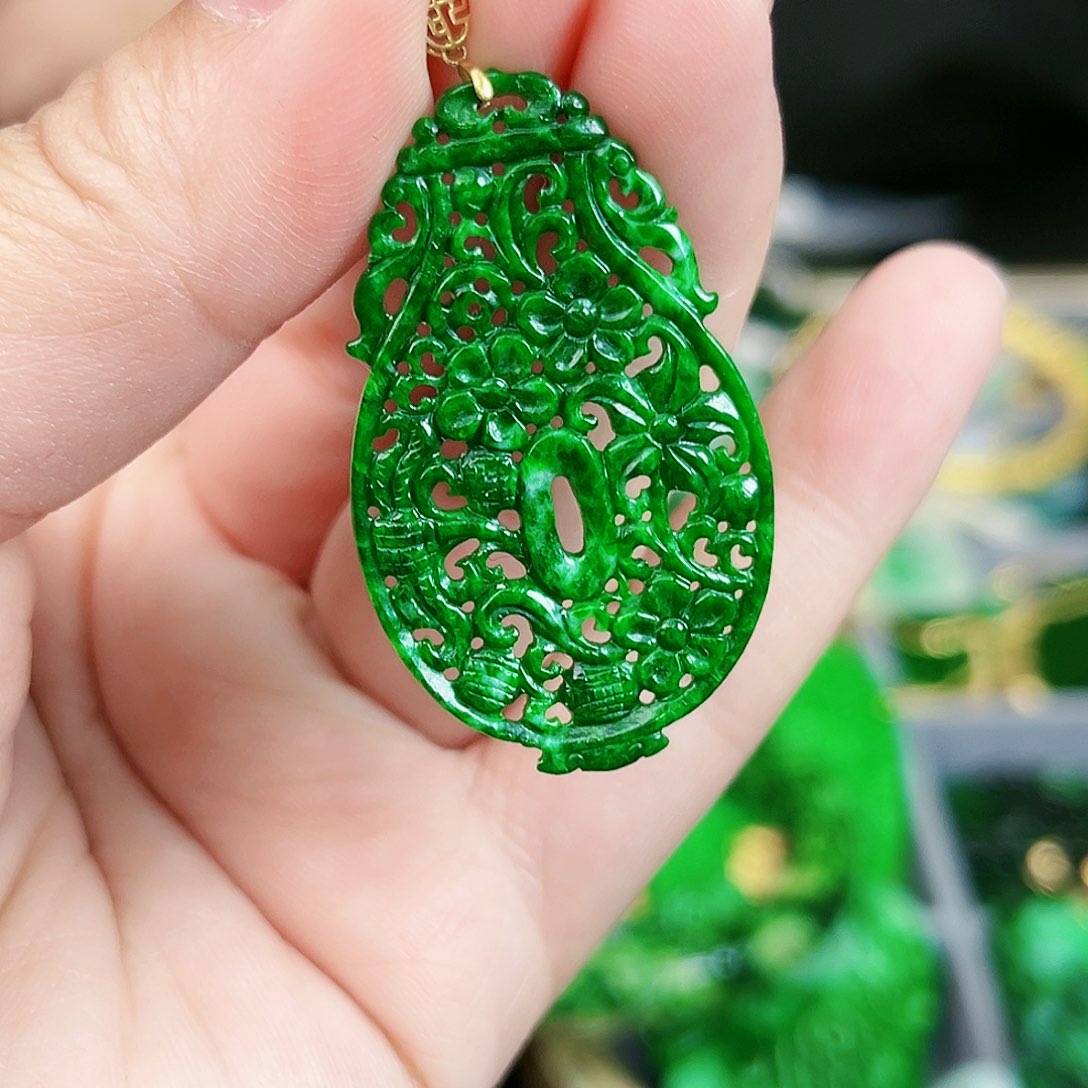 翡翠颈饰18K金镶嵌吊坠