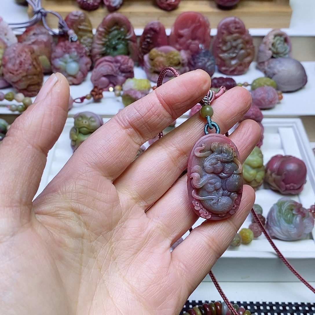 玛瑙/玉髓盐源玛瑙吊坠未镶嵌