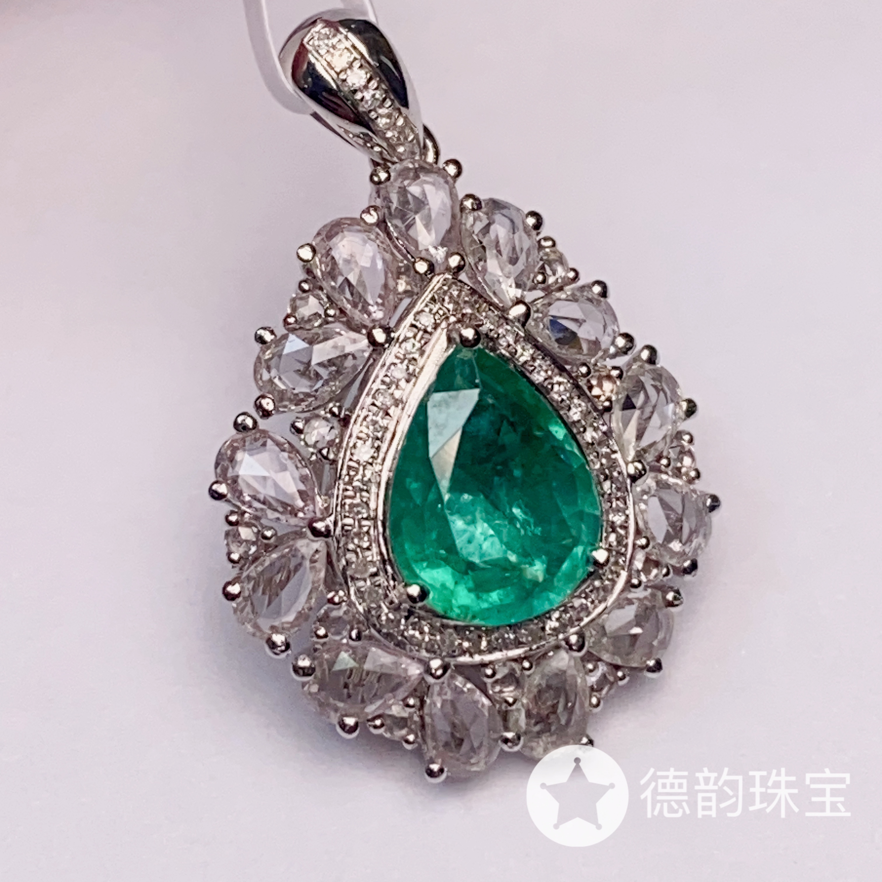 18K金镶嵌祖母绿吊坠