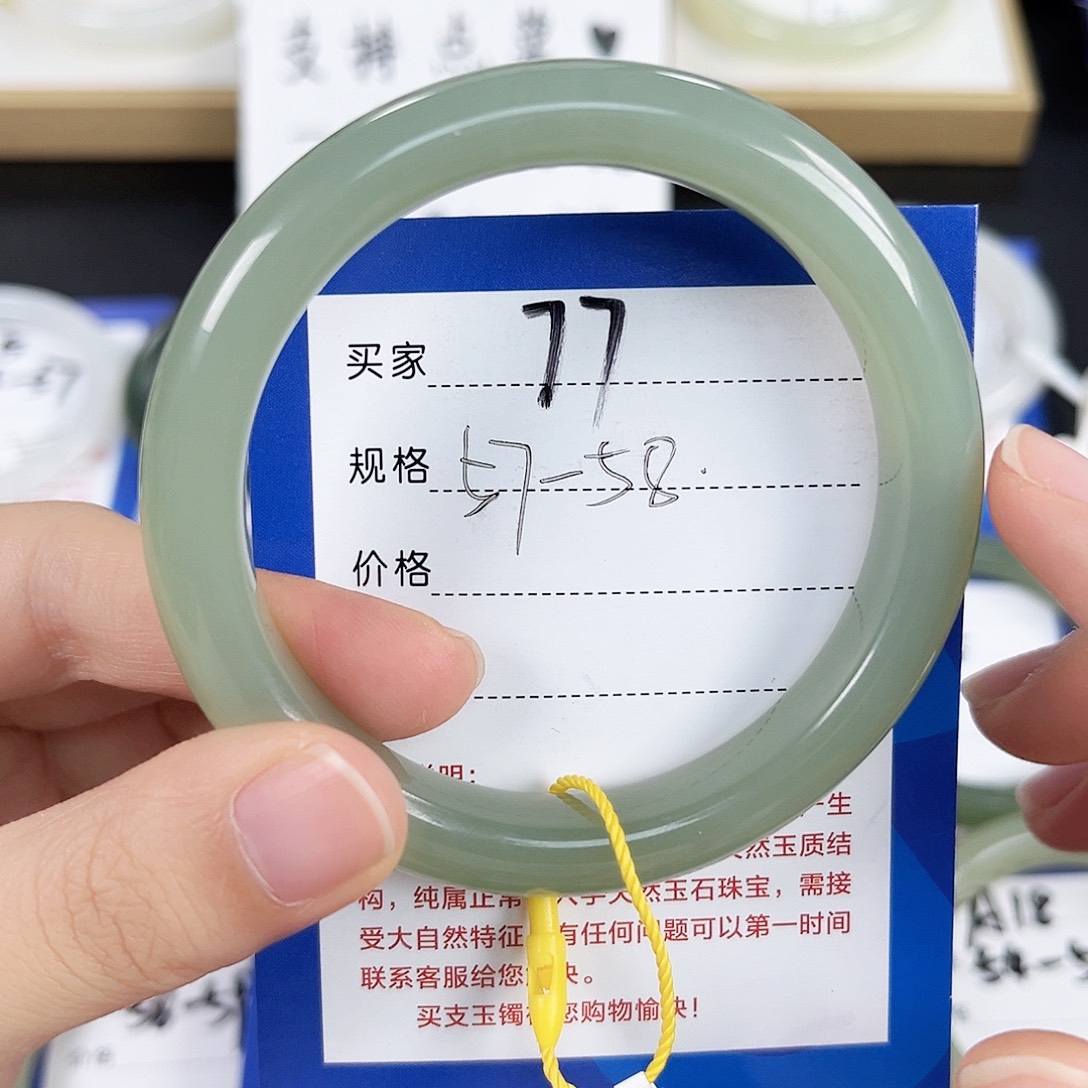 和田玉未镶嵌手镯