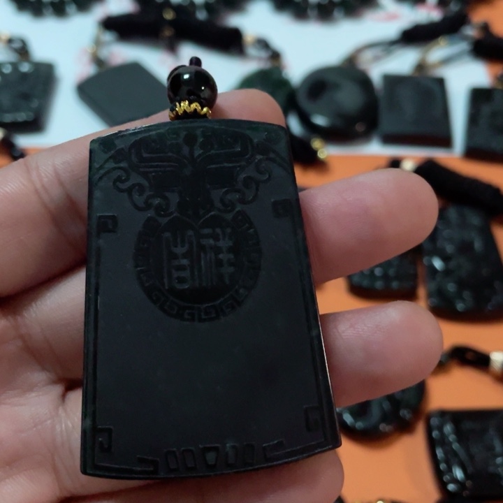 翡翠颈饰未镶嵌可***?