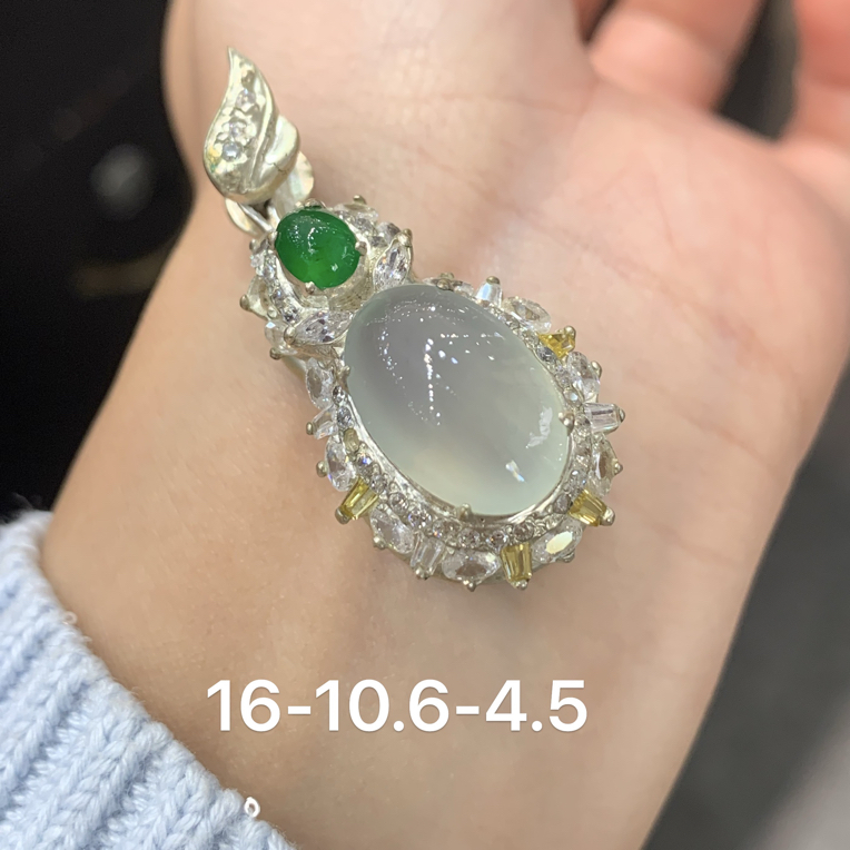 缅甸A货翡翠吊坠白冰蛋面搭配冰阳绿顶珠（铜托可镶嵌）