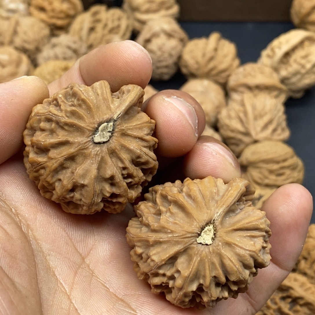 吃***人文玩核桃吊坠宫灯