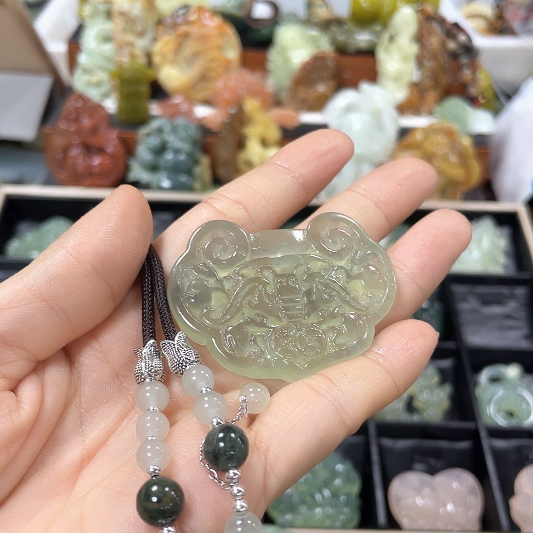 蛇纹石玉颈饰合金