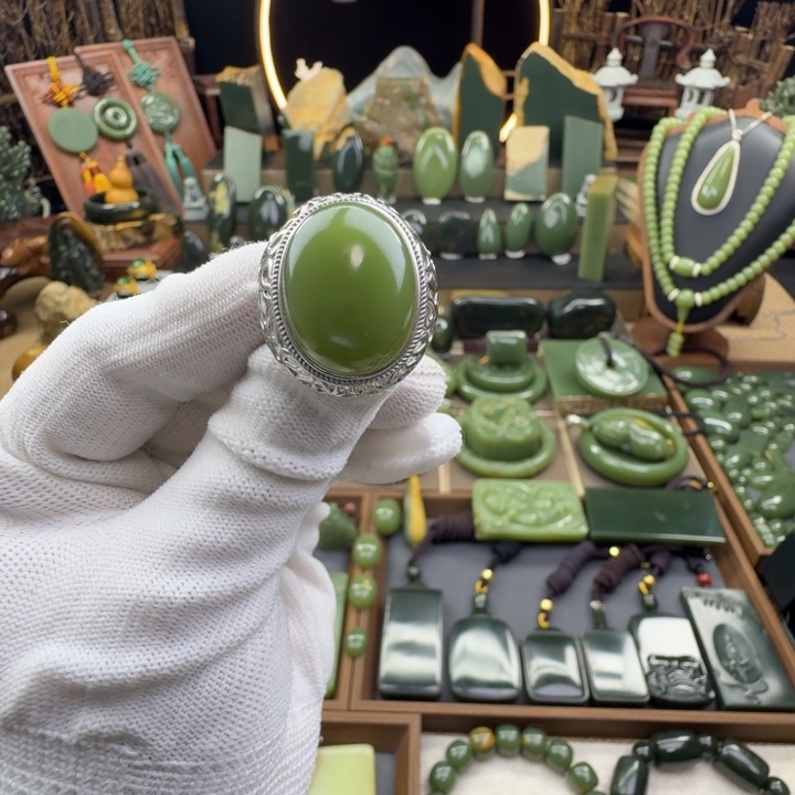 虎***牙岫岩老玉（透闪石质玉）未镶嵌戒指