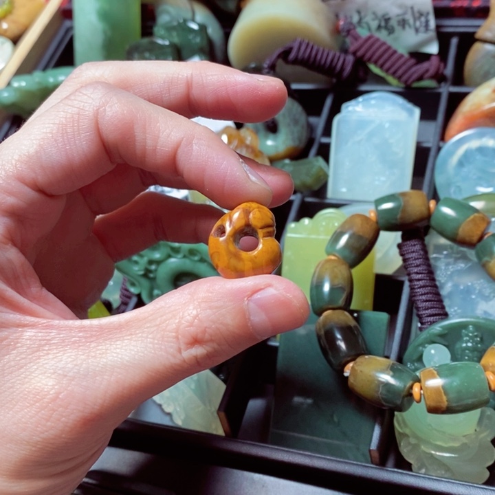 透闪石质玉颈饰未镶嵌