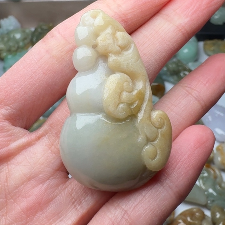 翡翠未镶嵌颈饰葫芦