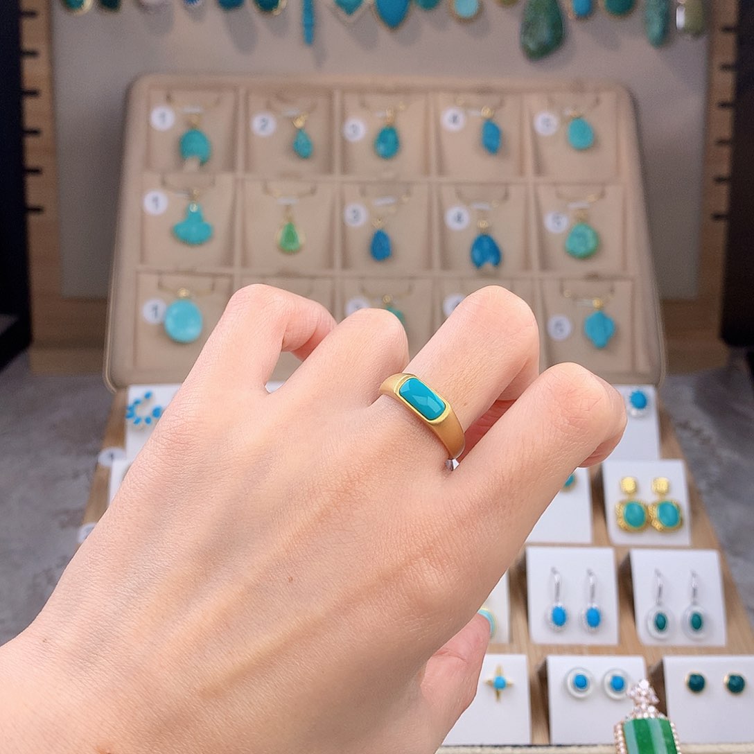 绿松石18K金镶嵌戒指