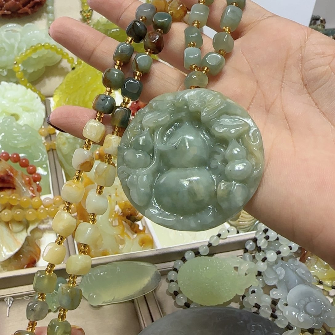 未镶嵌蛇纹石玉吊坠