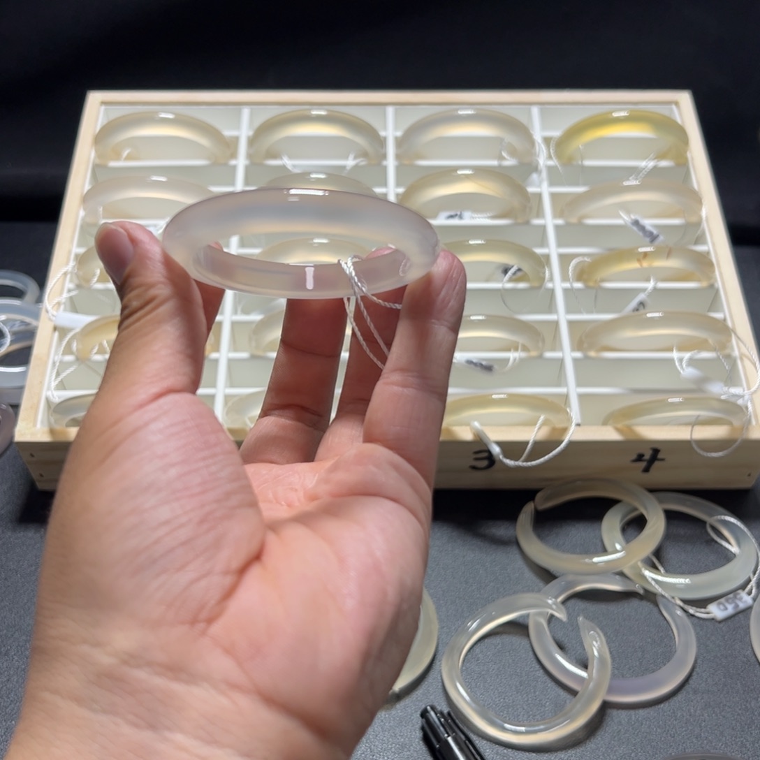 玛瑙/玉髓手镯未镶嵌一**妹