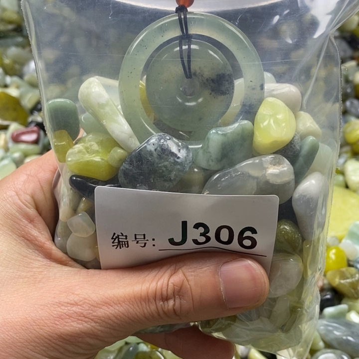 蛇纹石玉鱼缸石未镶嵌