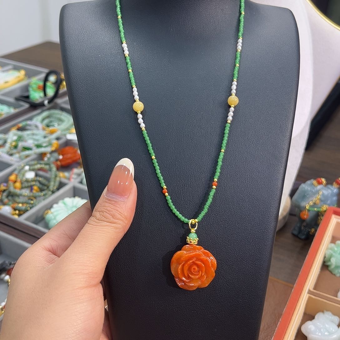 翡翠未镶嵌颈饰炸