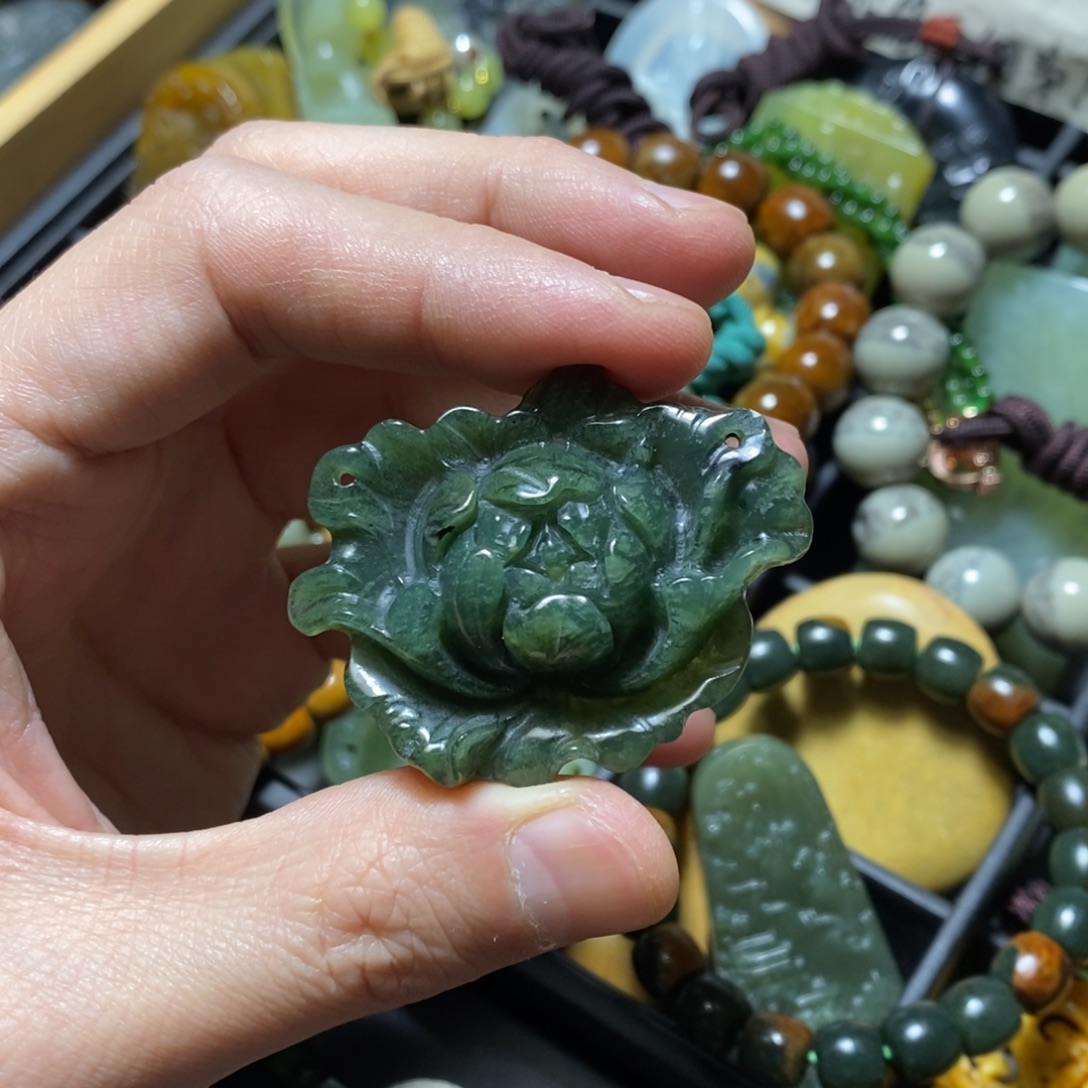 蛇纹石玉未镶嵌颈饰