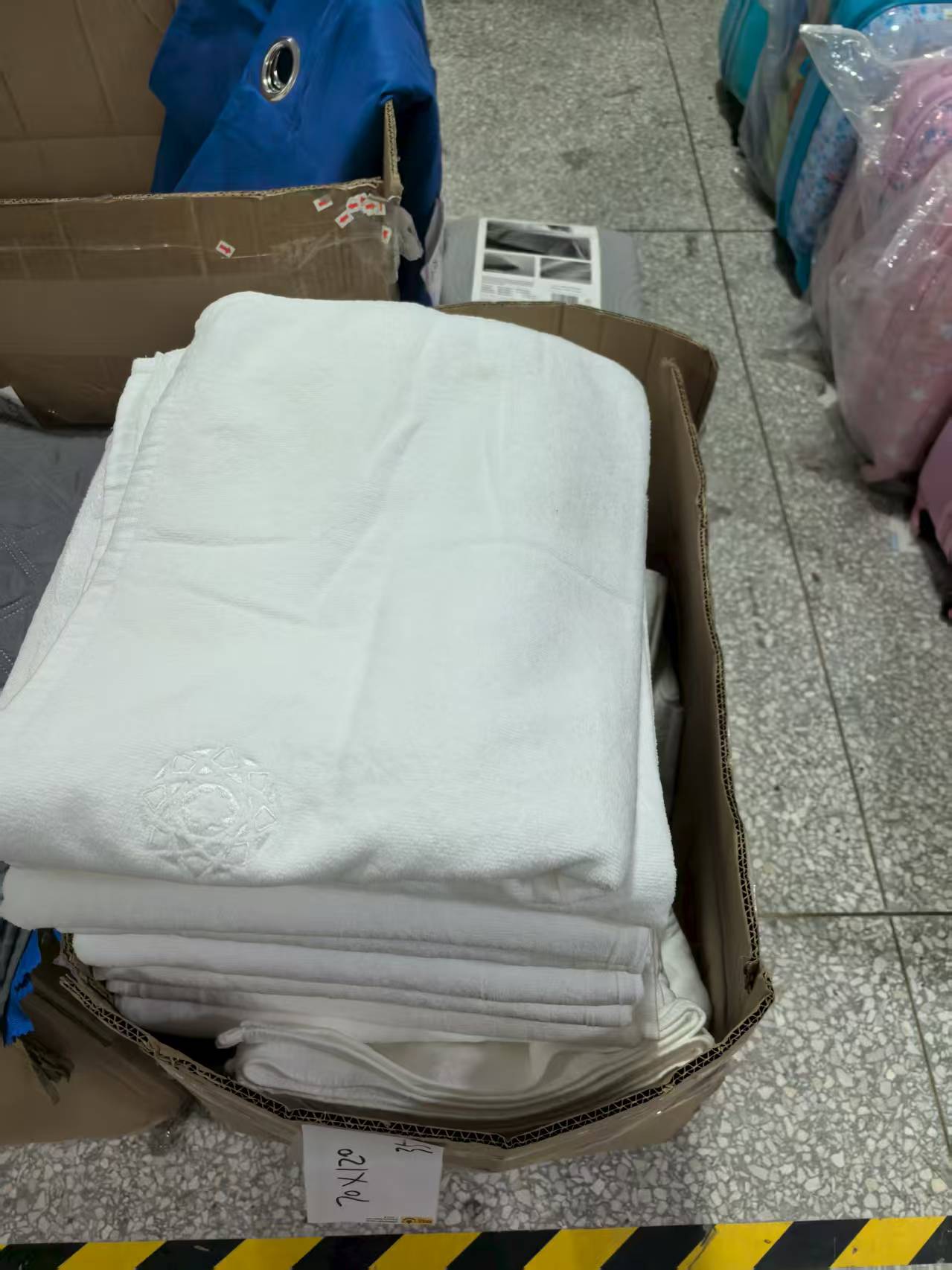 《厚广家》3楼70×120白色带花朵绣花超软浴巾 发1张 1斤