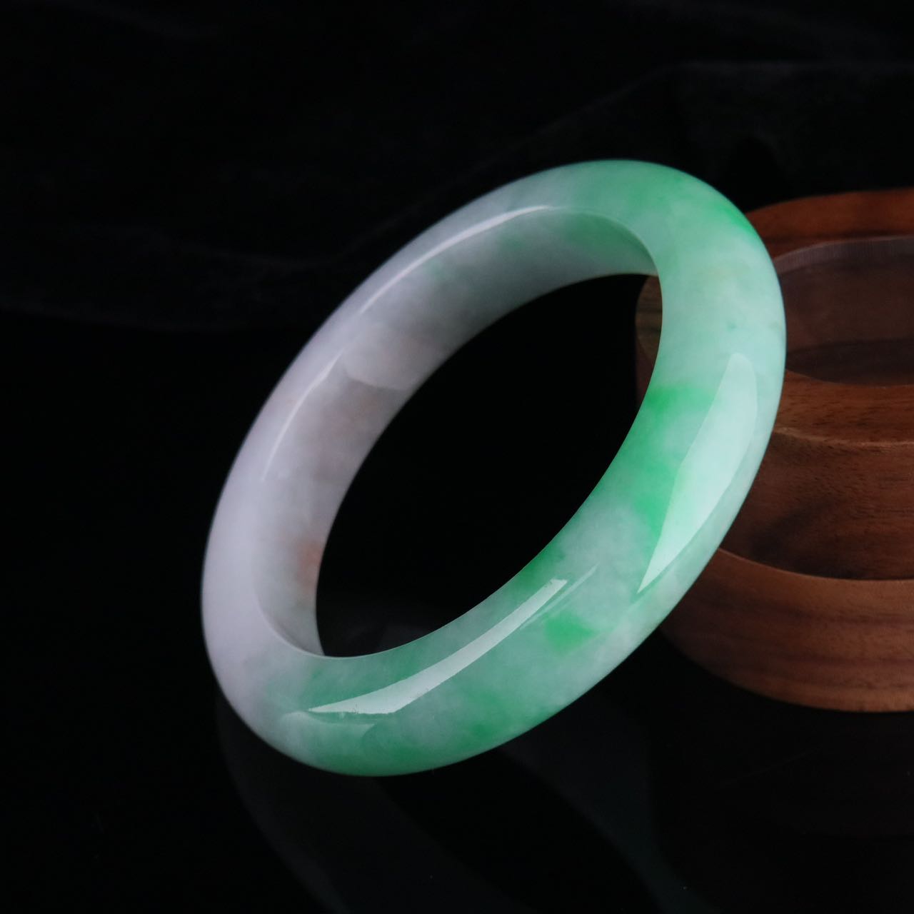 带色天然翡翠手镯-0992601