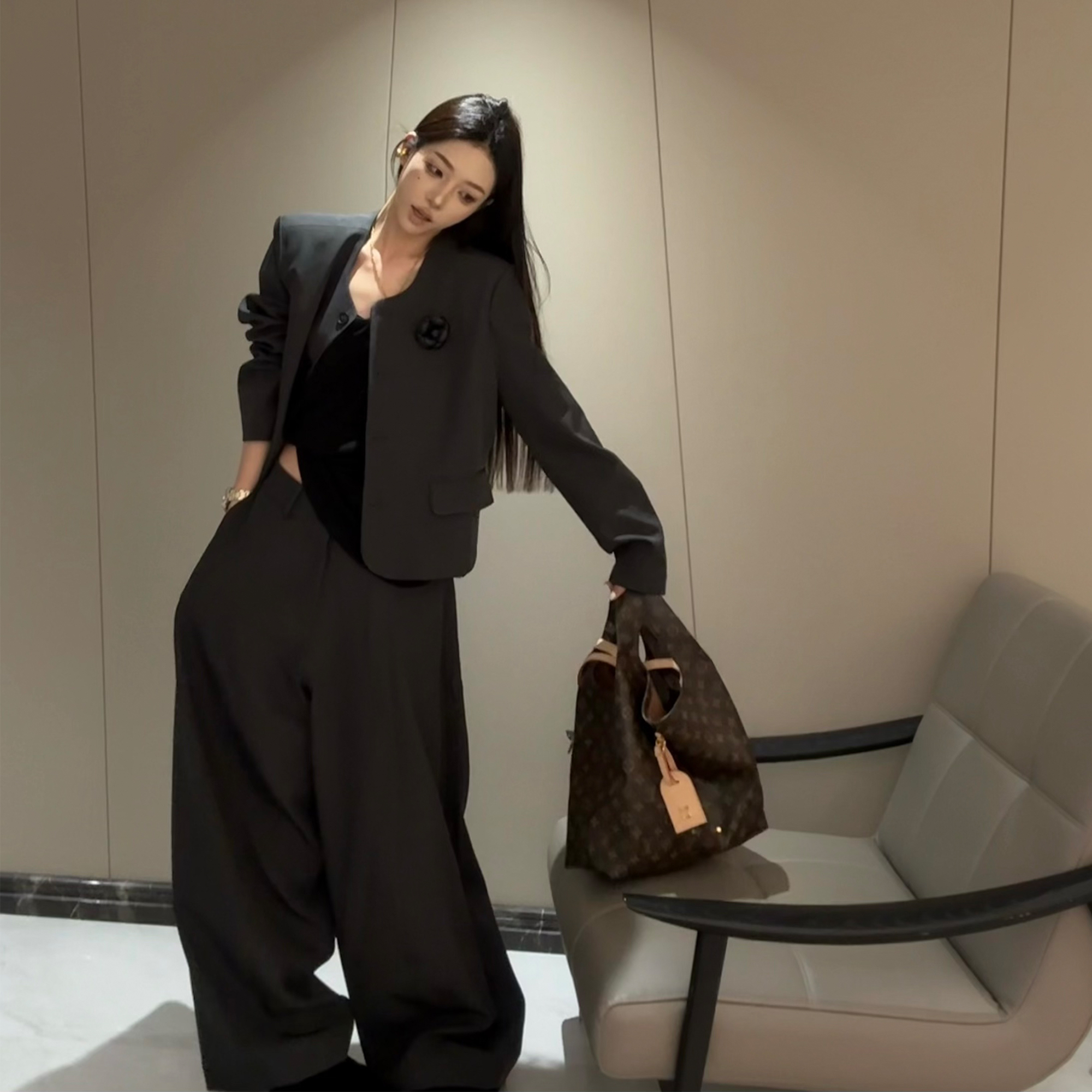 “质感大神”  极简高级咖灰色两件套装 精致小西装➕弯刀廓形西裤 