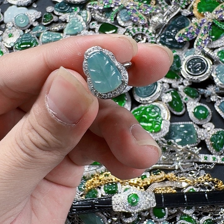 翡翠颈饰未镶嵌天然A货翡翠放漏