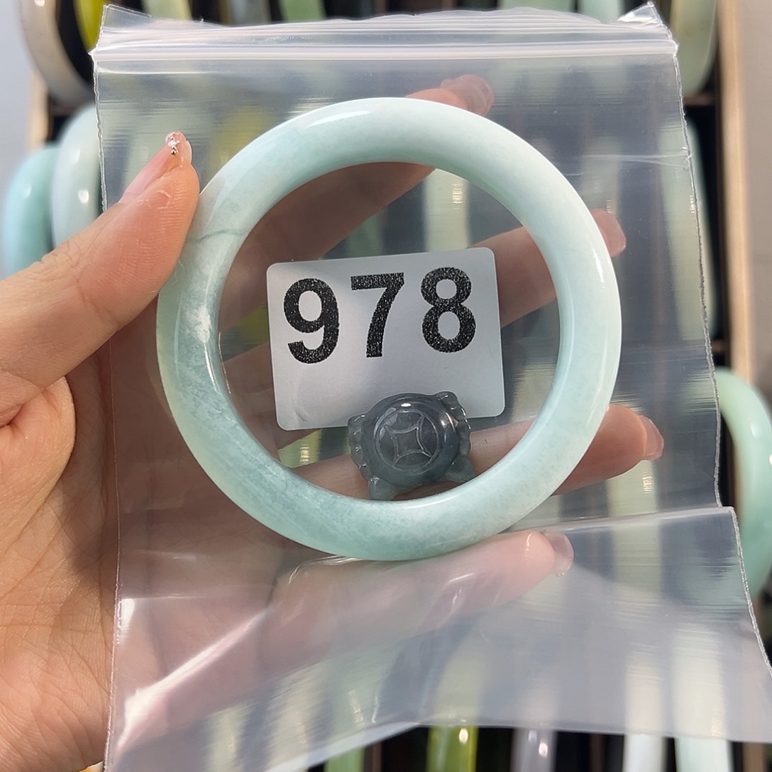 见***名蛇纹石玉未镶嵌手镯