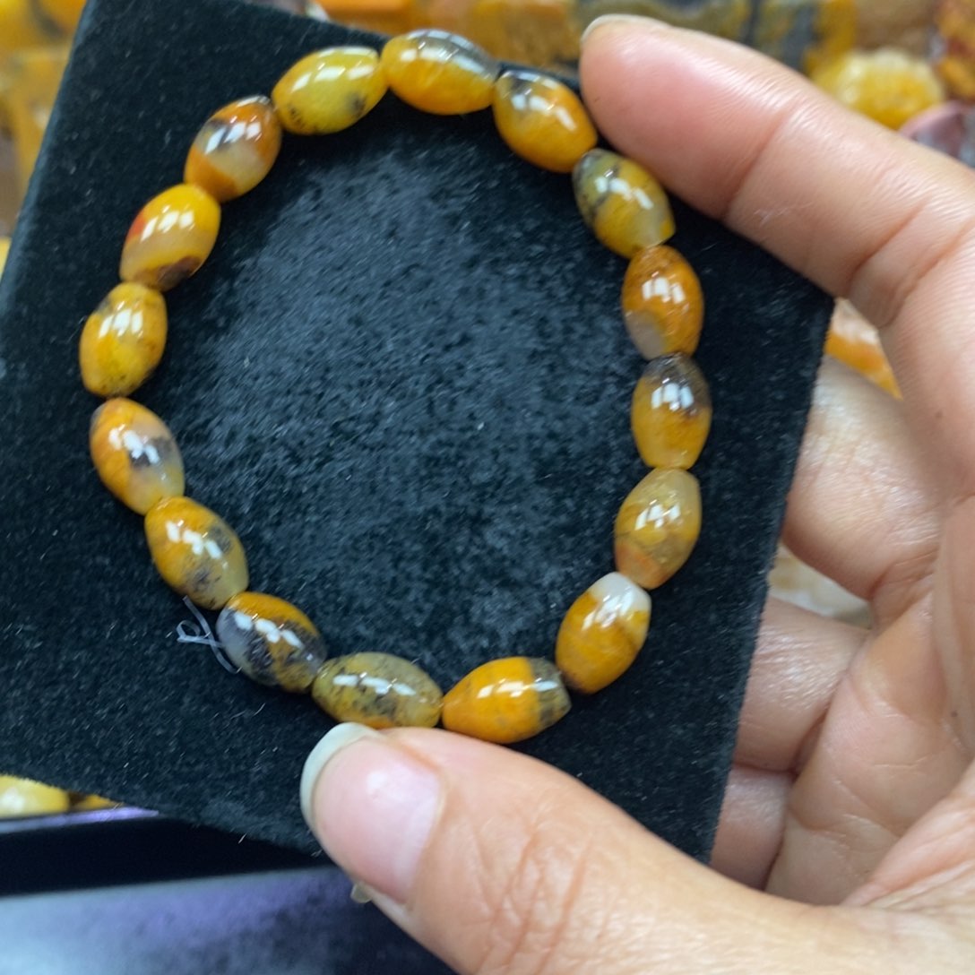 未镶嵌石英质玉（黄龙玉）颈饰