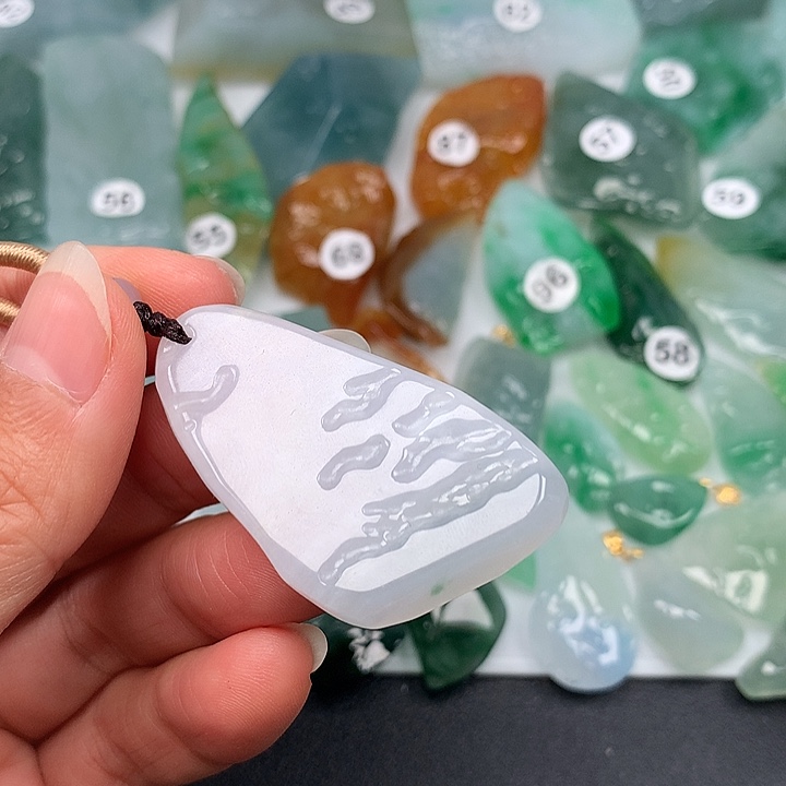 翡翠未镶嵌颈饰随型