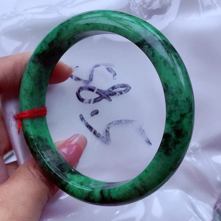 翡翠手镯未镶嵌翡翠