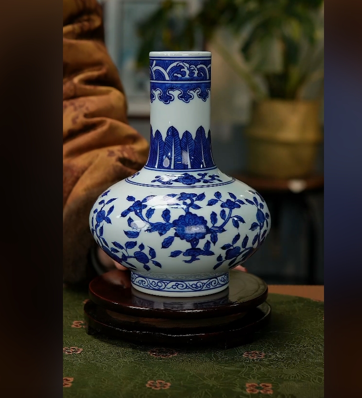 景德镇国企好瓷推荐青花花卉天球赏瓶158