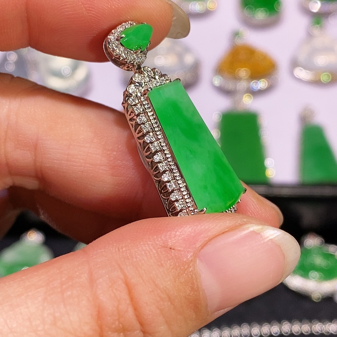 翡翠18K金镶嵌颈饰