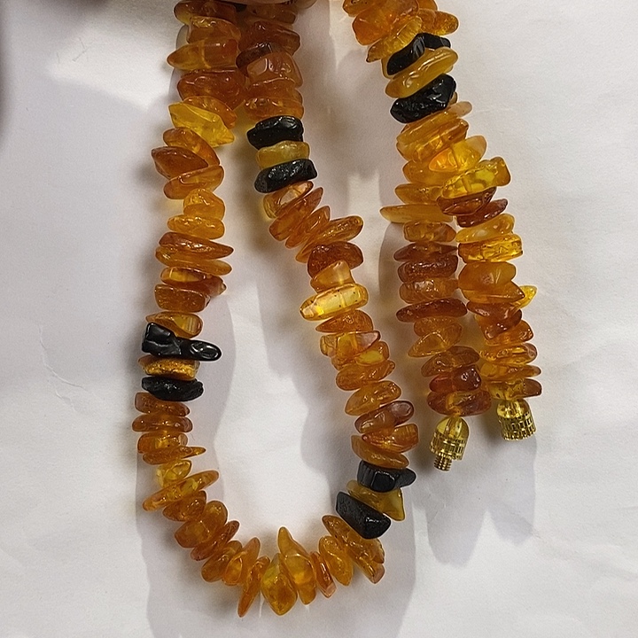 琥珀未镶嵌颈饰多人