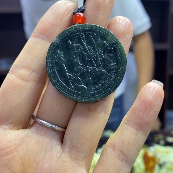 蛇纹石玉未镶嵌颈饰微瑕