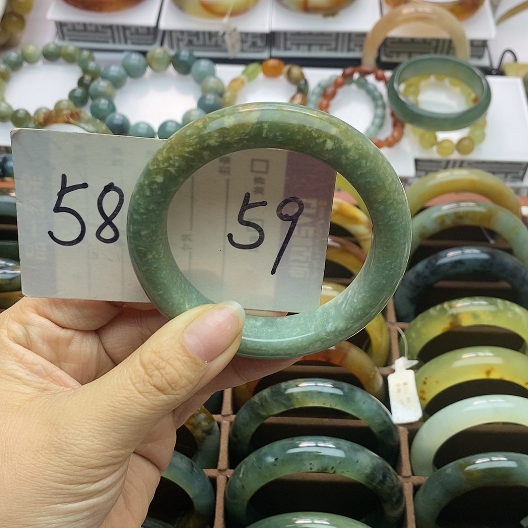 蛇纹石玉手镯未镶嵌