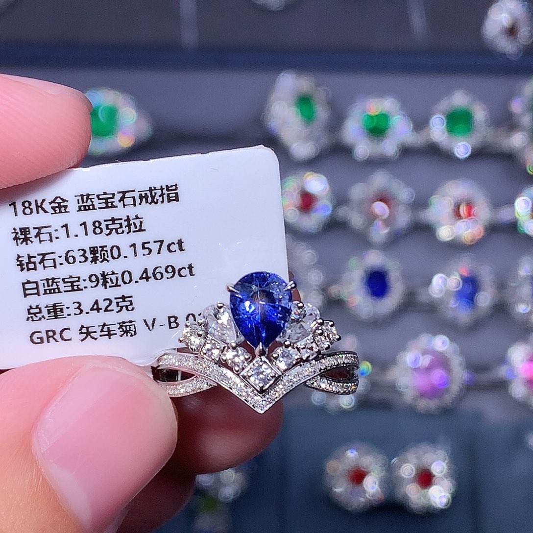 18K金镶嵌蓝宝石戒指