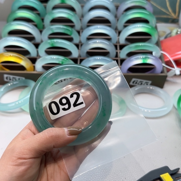 玉无****》时尚飘花手镯092