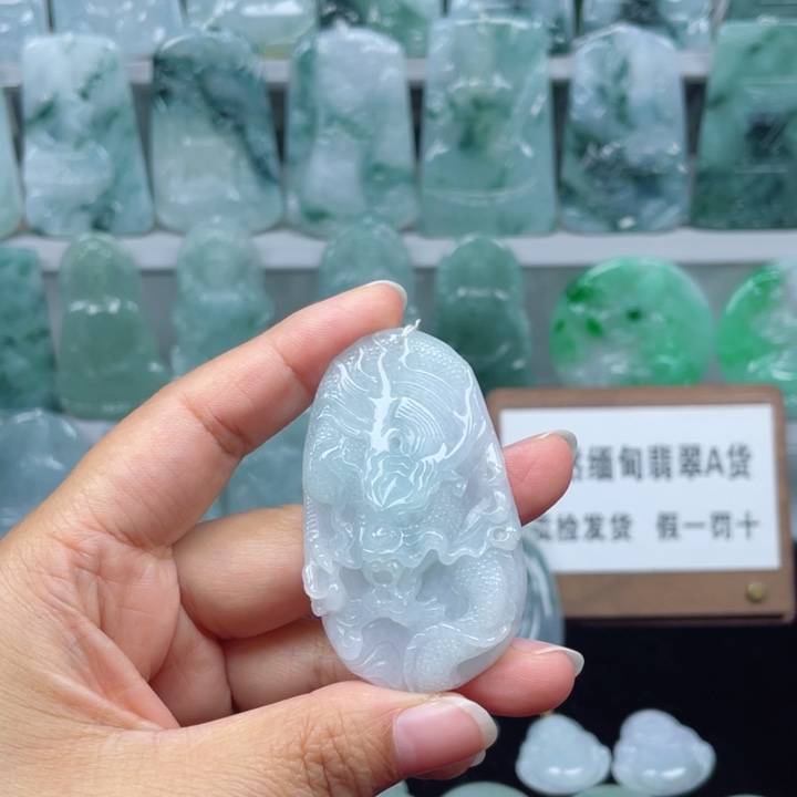 颈饰未镶嵌翡翠龙牌