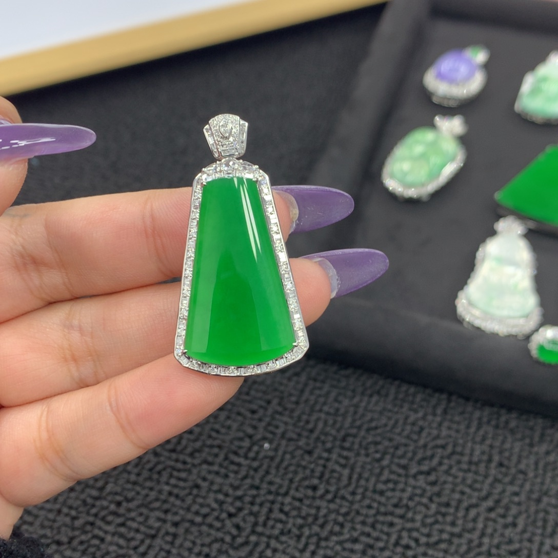 18K金镶嵌翡翠耳饰又****季无事柱