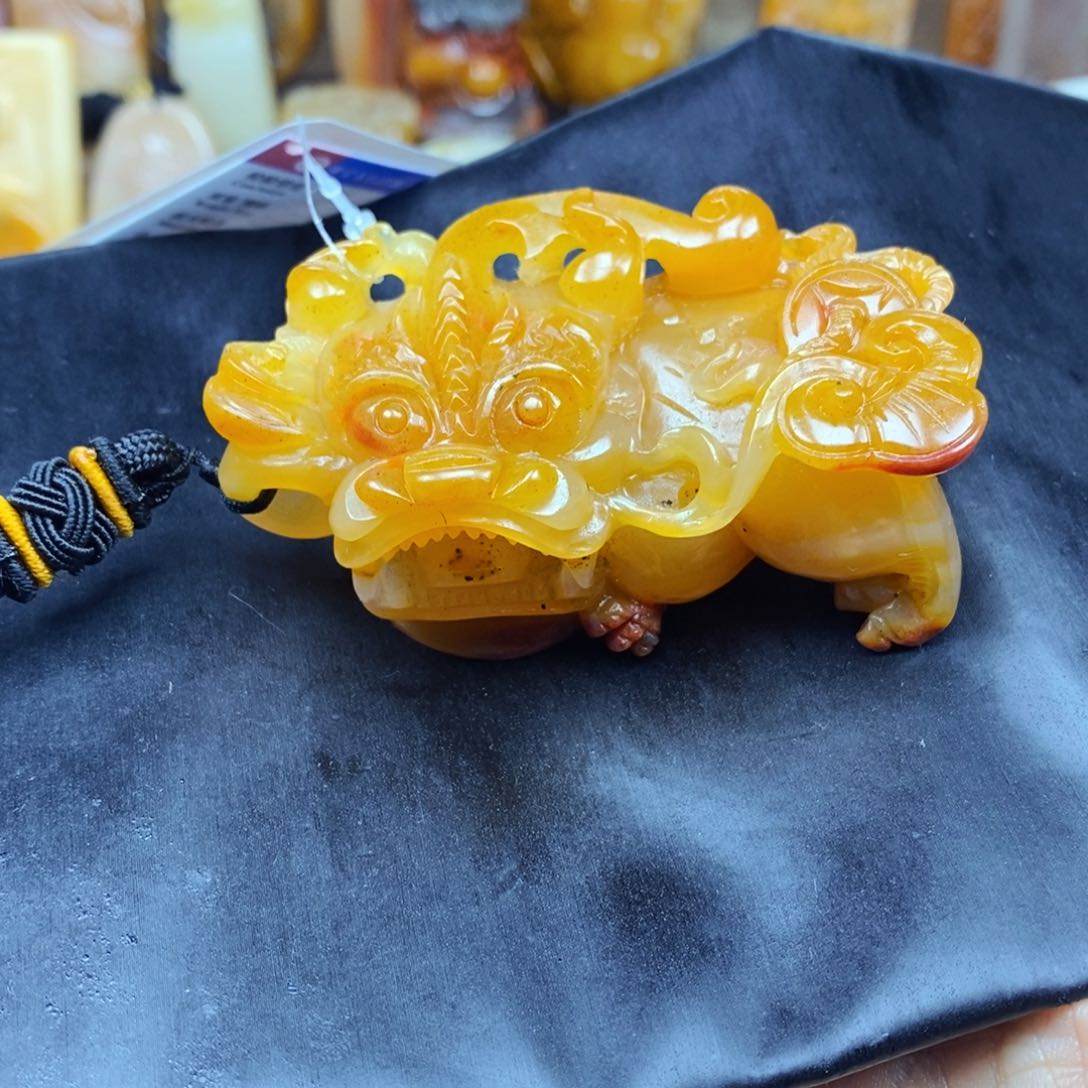 石英质玉（黄龙玉）颈饰未镶嵌