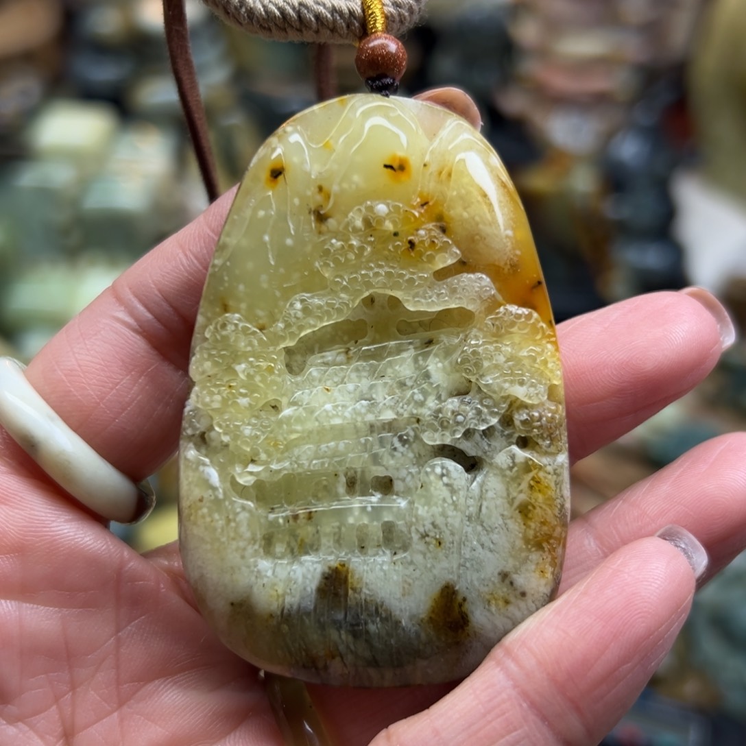 岫玉未镶嵌颈饰花玉山水