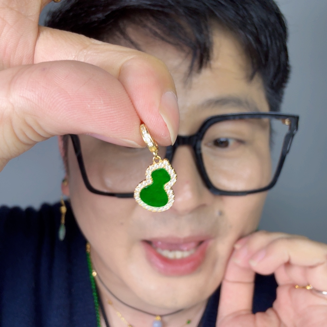 翡翠未镶嵌颈饰一件