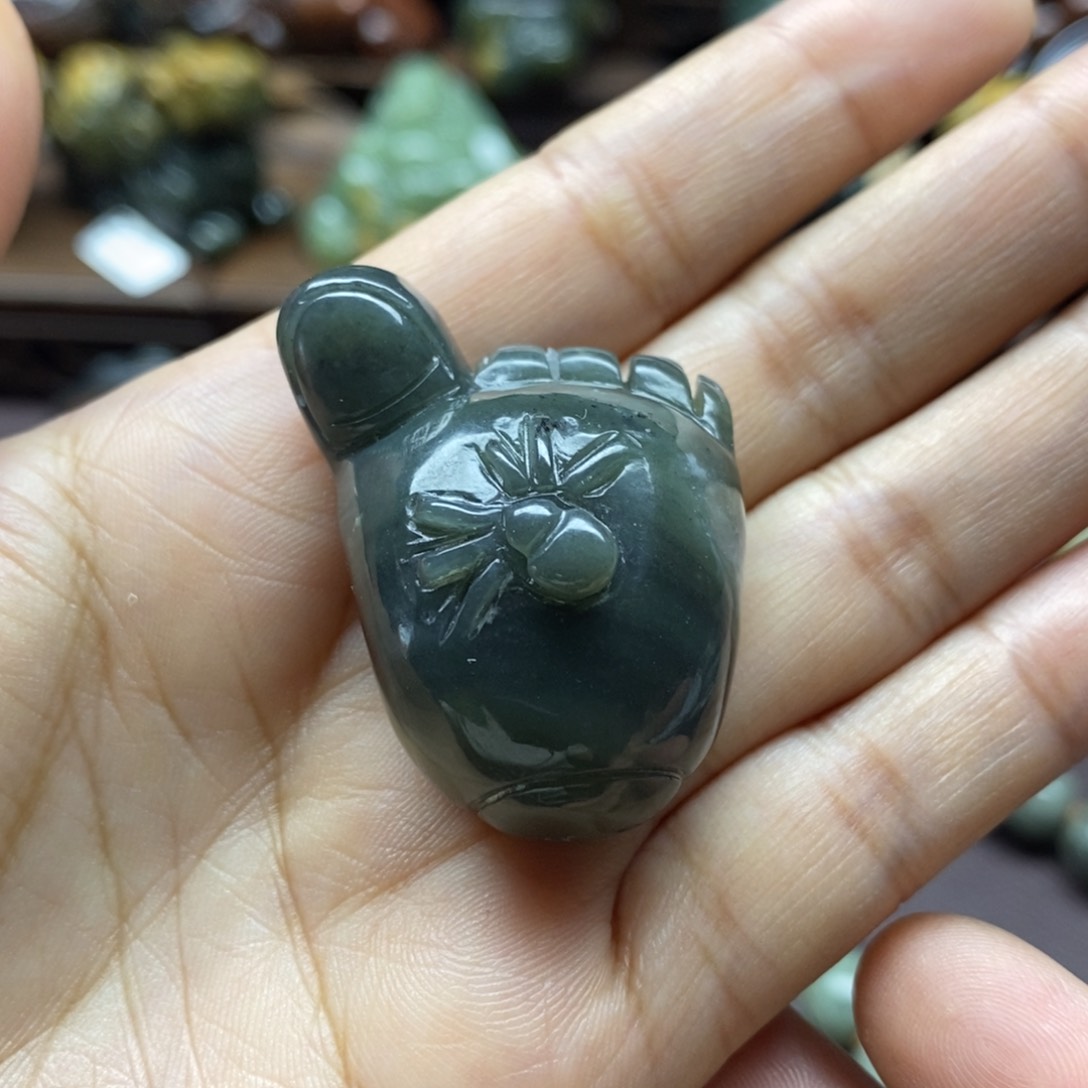 未镶嵌岫岩河磨玉（透闪石质玉）把件