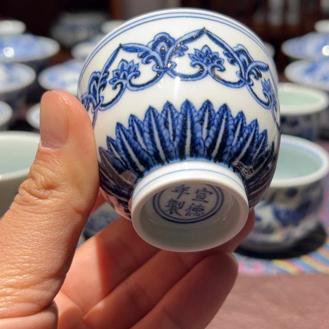 杯青花宝相纹直口杯口径约6.3厘米