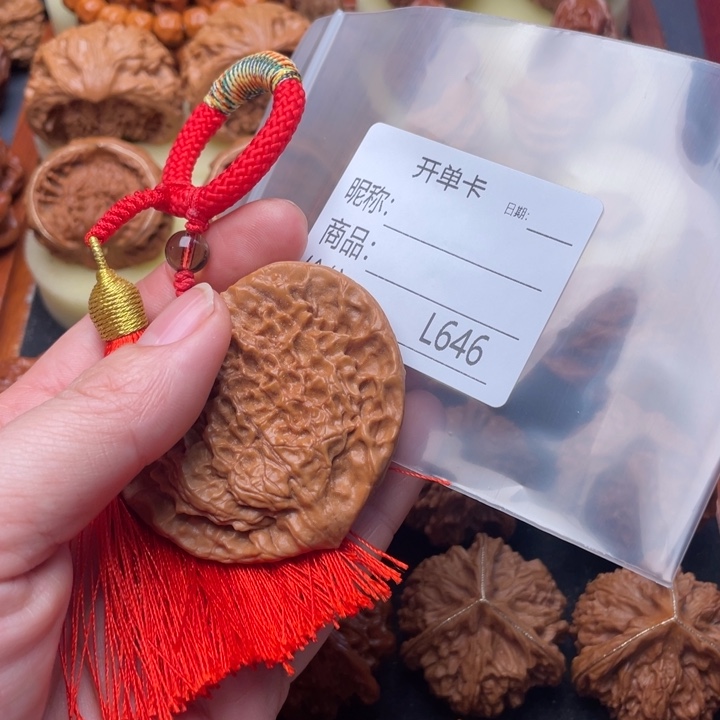 小***颖把件桃核一叶真心