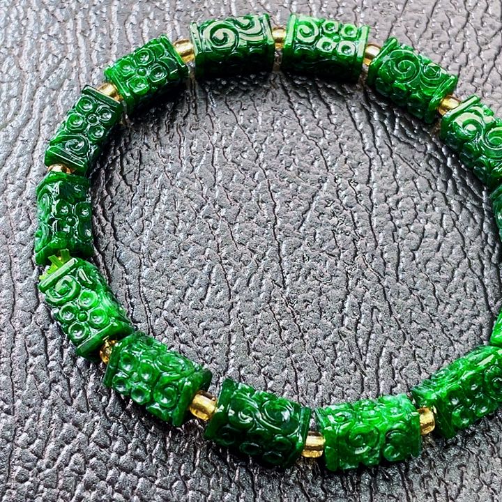 用***7翡翠未镶嵌颈饰多样性