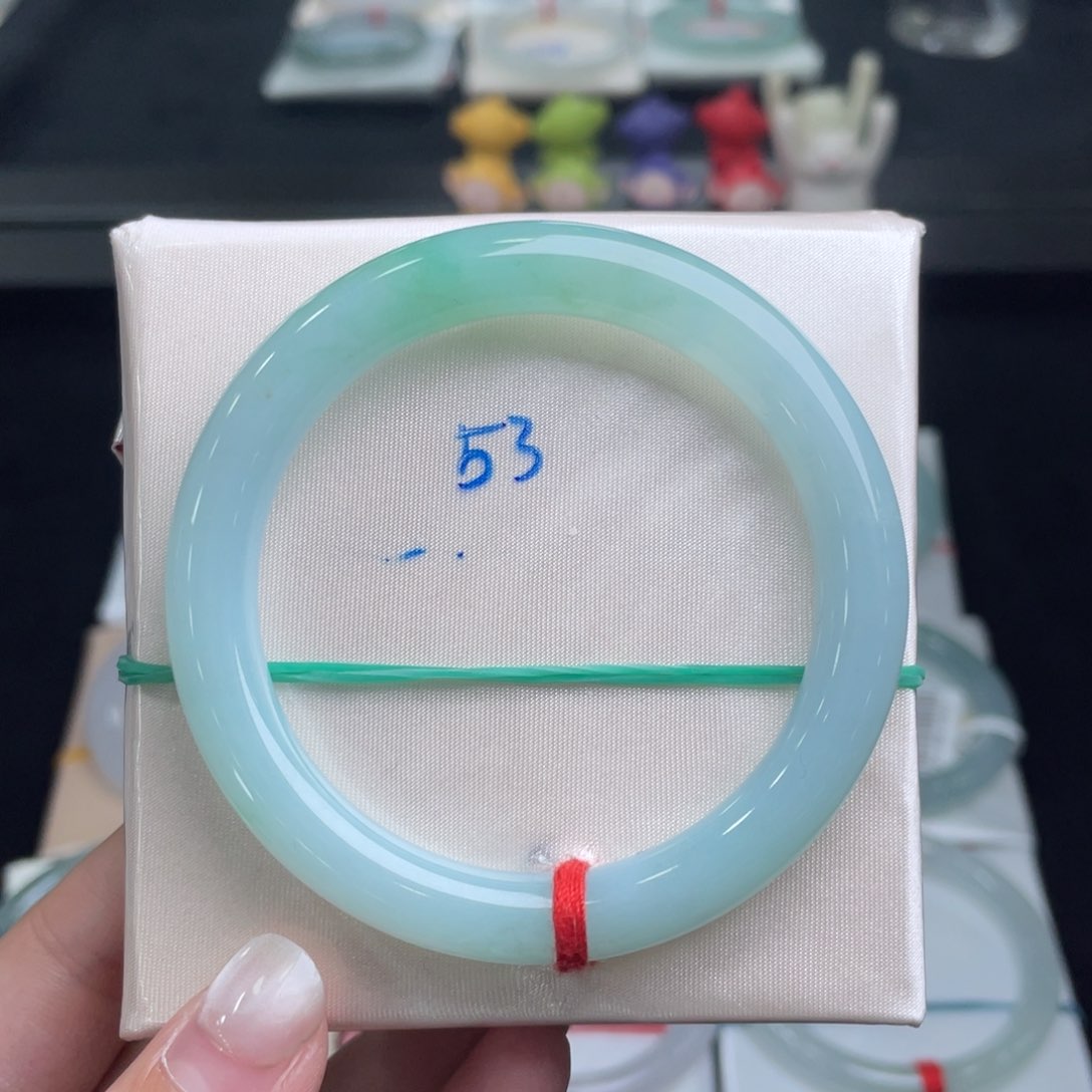 翡翠手镯未镶嵌翡翠