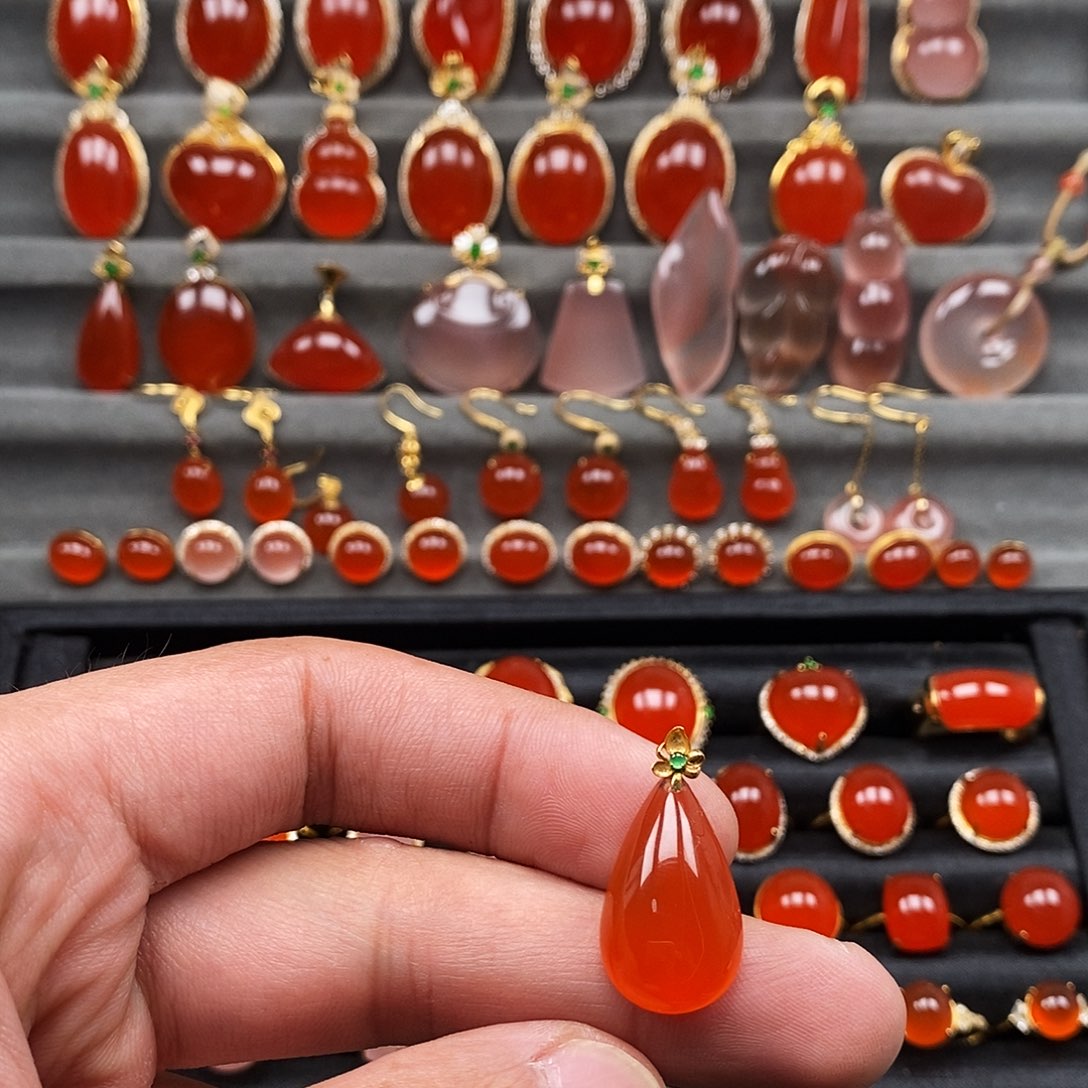 南红玛瑙18K金镶嵌颈饰