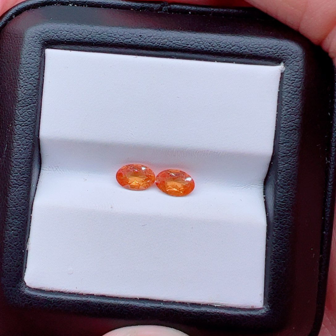 未镶嵌裸石2颗石榴石（芬达石）